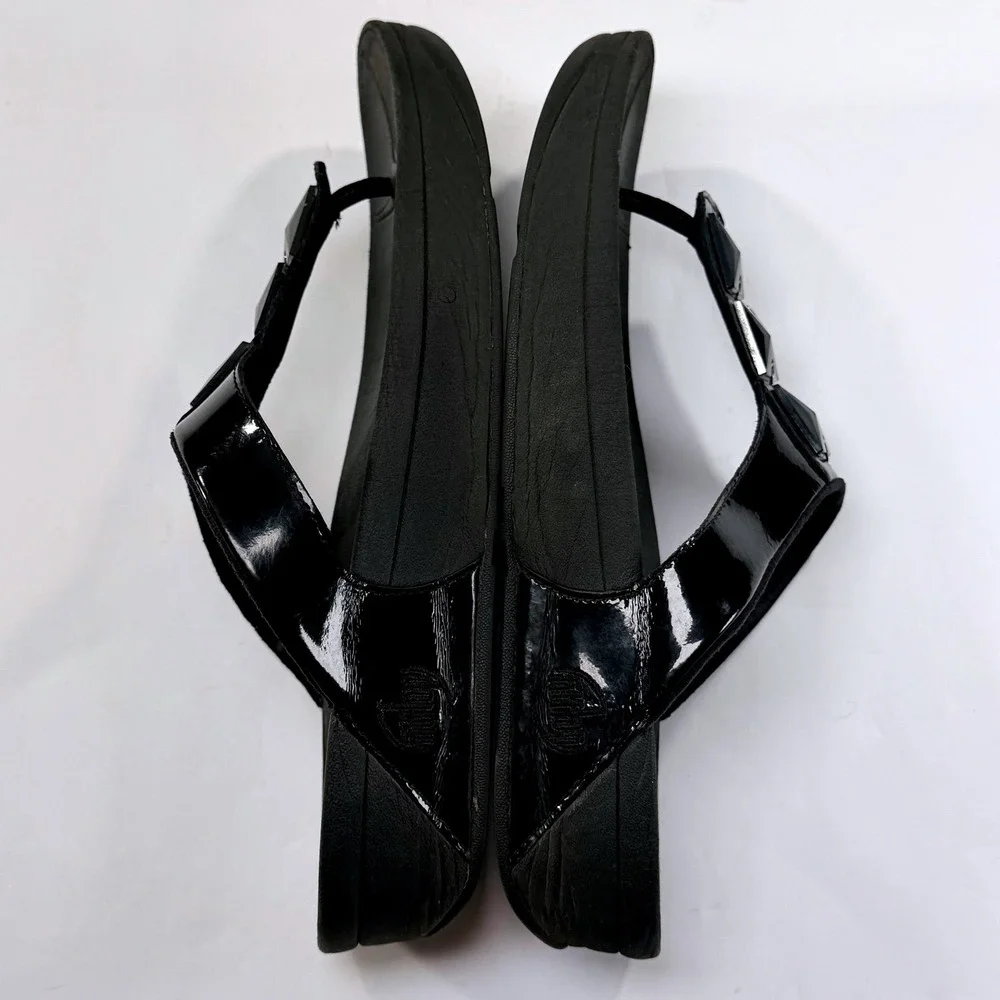 FitFlop Pietra Thong Sandal Womens 10 Black Patent Leather Crystal Wedge Comfort